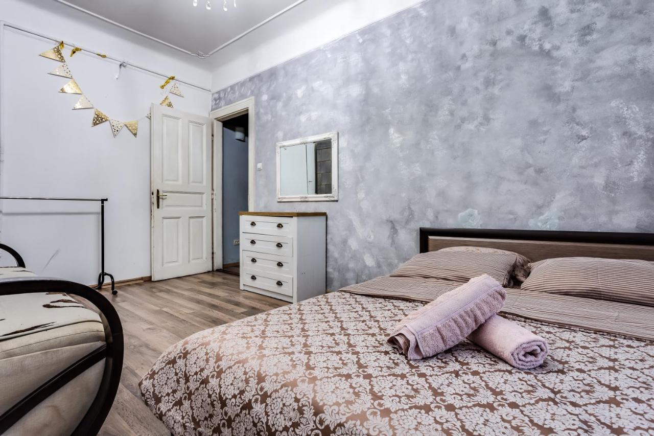 Apartment Near Circus Lviv Exterior photo